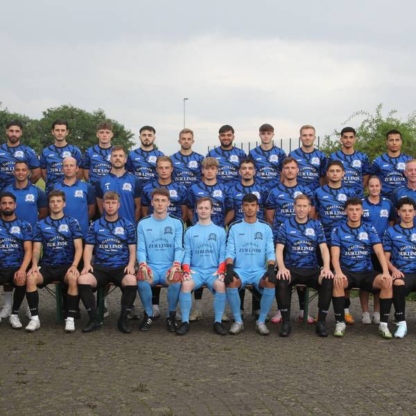 Daniel Constantino-Torradinhas (oben, von links), Omar Saleh, Noah Meyer, Lion Horväth, Selim Taskin, Elis Zulfic, Niklas Meyer, Timo Stobbe, Tim Rothe, Parsa Kivani, Turki Parda, Erik Hausen, Trainer André Pieperiet (Mitte, von links), Co-Trainer Benedict Habroune, Torwart-Trainer Dino Brostko, Athletiktrainer Daniel Leif, Ben Grande, Jakub Juchacz, Göktan Maru, Marco Abels, Gerrit Vos, Betreuerin Katharina Schneider, Sportlicher Leiter Andreas Heuchtkötter, Abteilungsleiter Michael Hoffmann, Lars Krahe (unten, von links), Omed Saeed, Leon Pagels, Stefan Bach, Christian Flohr, Arne David, Frederik Zitzelsberger, Tilo Bruns, Anas Berhausen, Gabriel Morais Hardt und Marc Wiewiora vom FC Hertha Rheidt.