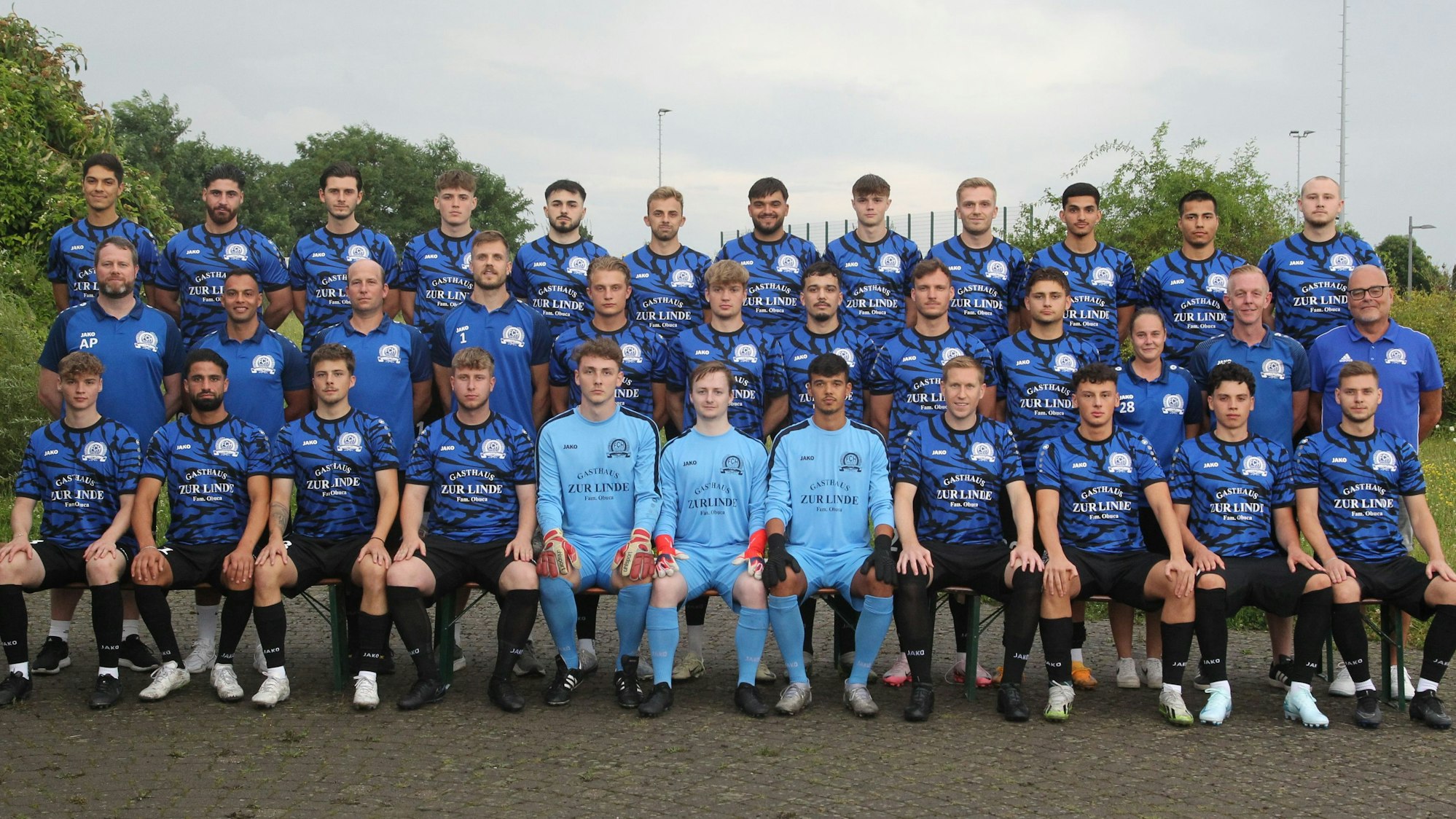 Daniel Constantino-Torradinhas (oben, von links), Omar Saleh, Noah Meyer, Lion Horväth, Selim Taskin, Elis Zulfic, Niklas Meyer, Timo Stobbe, Tim Rothe, Parsa Kivani, Turki Parda, Erik Hausen, Trainer André Pieperiet (Mitte, von links), Co-Trainer Benedict Habroune, Torwart-Trainer Dino Brostko, Athletiktrainer Daniel Leif, Ben Grande, Jakub Juchacz, Göktan Maru, Marco Abels, Gerrit Vos, Betreuerin Katharina Schneider, Sportlicher Leiter Andreas Heuchtkötter, Abteilungsleiter Michael Hoffmann, Lars Krahe (unten, von links), Omed Saeed, Leon Pagels, Stefan Bach, Christian Flohr, Arne David, Frederik Zitzelsberger, Tilo Bruns, Anas Berhausen, Gabriel Morais Hardt und Marc Wiewiora vom FC Hertha Rheidt.