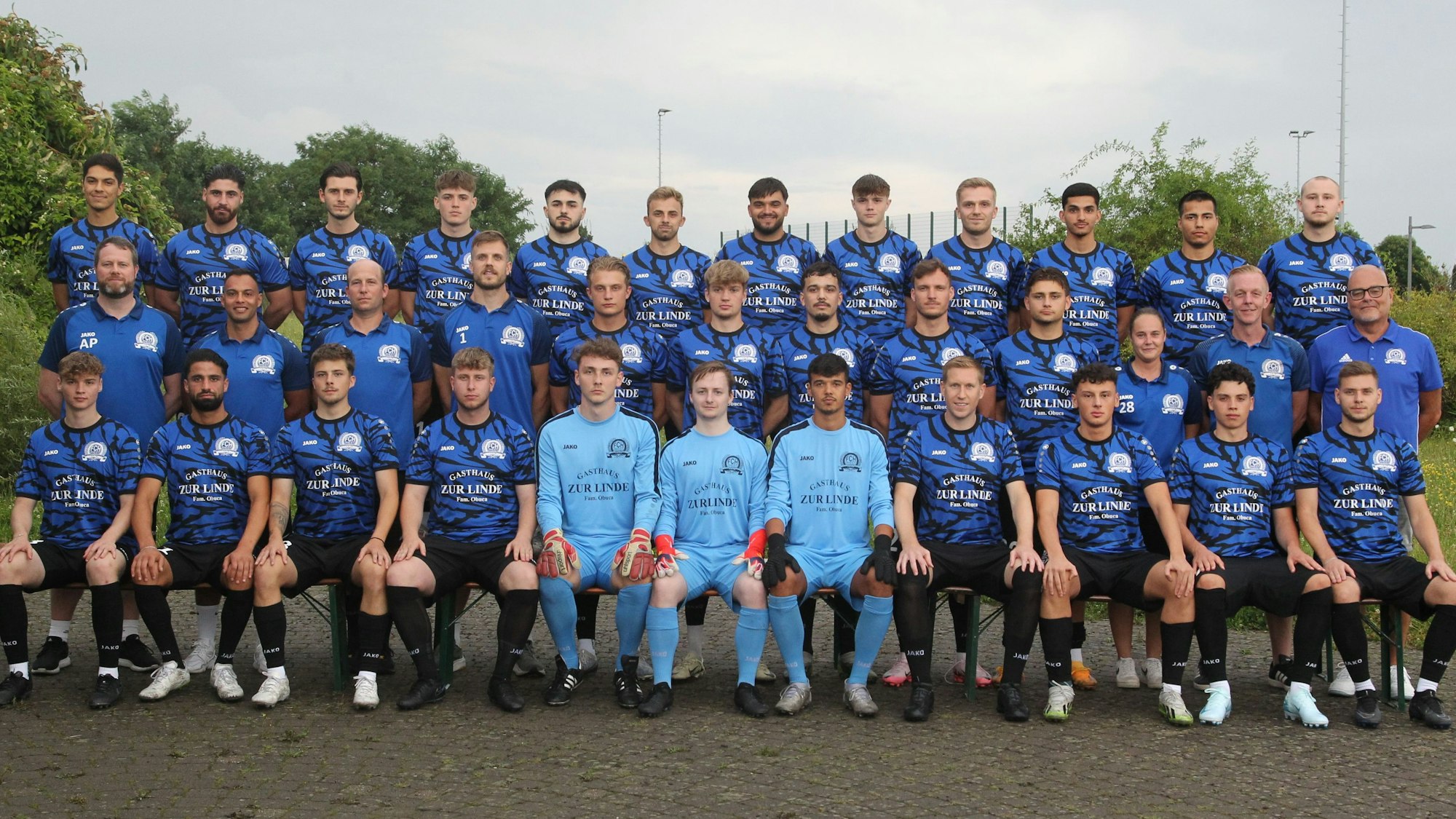 Daniel Constantino-Torradinhas (oben, von links), Omar Saleh, Noah Meyer, Lion Horväth, Selim Taskin, Elis Zulfic, Niklas Meyer, Timo Stobbe, Tim Rothe, Parsa Kivani, Turki Parda, Erik Hausen, Trainer André Pieperiet (Mitte, von links), Co-Trainer Benedict Habroune, Torwart-Trainer Dino Brostko, Athletiktrainer Daniel Leif, Ben Grande, Jakub Juchacz, Göktan Maru, Marco Abels, Gerrit Vos, Betreuerin Katharina Schneider, Sportlicher Leiter Andreas Heuchtkötter, Abteilungsleiter Michael Hoffmann, Lars Krahe (unten, von links), Omed Saeed, Leon Pagels, Stefan Bach, Christian Flohr, Arne David, Frederik Zitzelsberger, Tilo Bruns, Anas Berhausen, Gabriel Morais Hardt und Marc Wiewiora vom FC Hertha Rheidt.