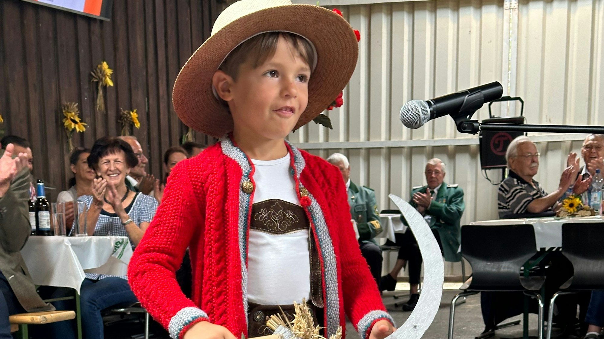 Der fünfjährige Emil trug als Michel mit der Sichel ein Gedicht vor.