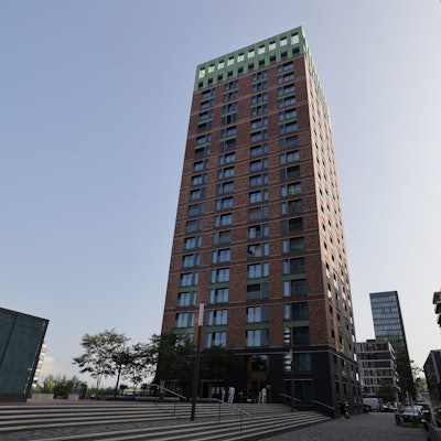 Fassadenansicht in Düsseldorf: An einem Mehrfamilienhaus ist der Eingangsbereich durch eine Explosion beschädigt worden.