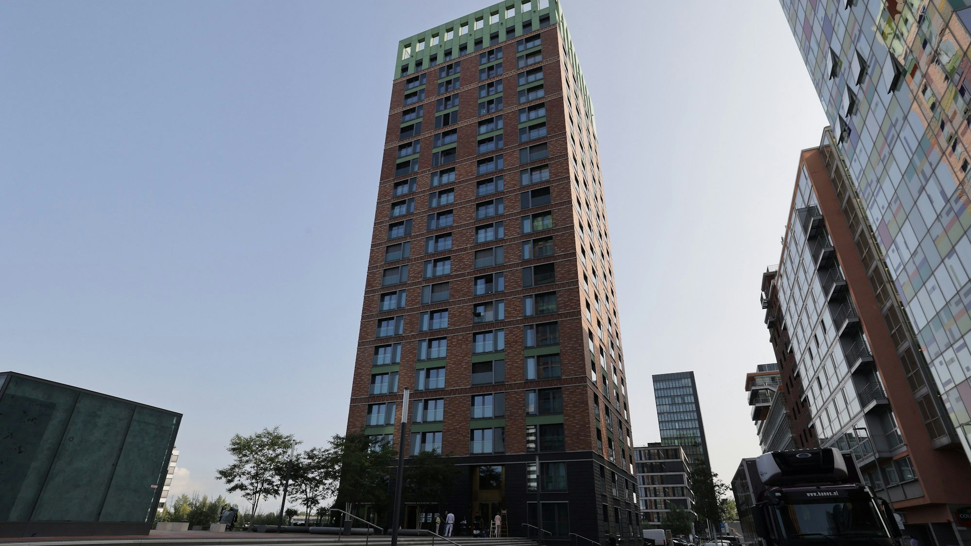 Fassadenansicht in Düsseldorf: An einem Mehrfamilienhaus ist der Eingangsbereich durch eine Explosion beschädigt worden.