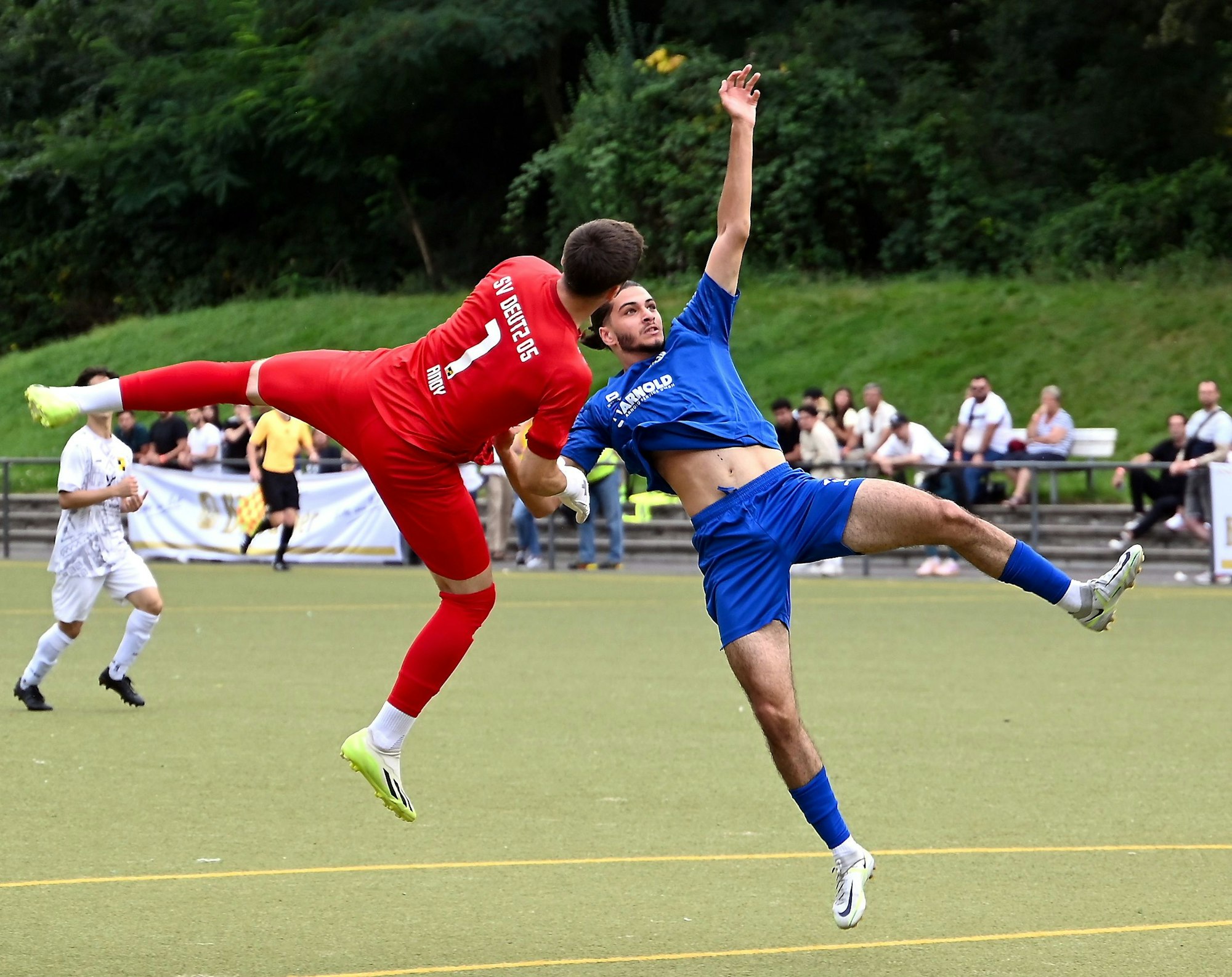 Deutz-Keeper Andreas Wender (l.) im Duell mit Peschs Ahmed-Emin Arslan