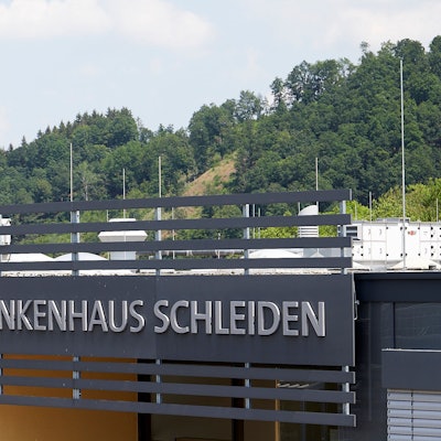 Der Schriftzug „Krankenhaus Schleiden“ ist über dem Eingang der Klinik zu sehen.