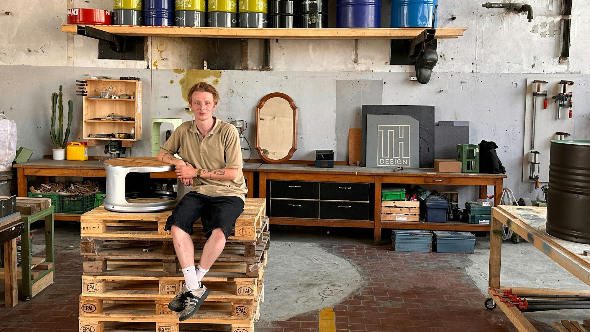 Tim Honekamp recycelt alte Ölfässer und baut nach individuellen Wünschen Möbel.