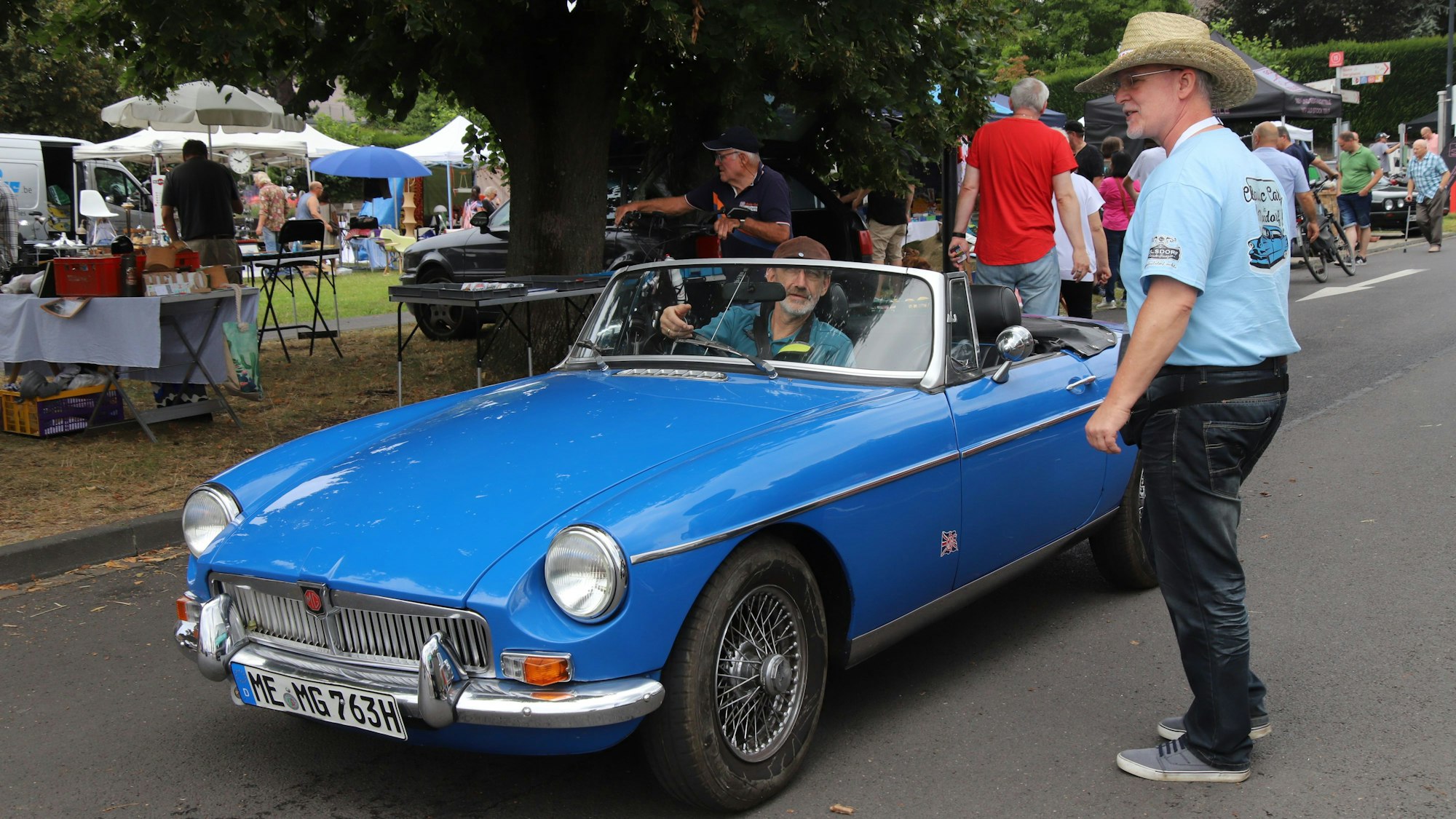 Die Oldtimerbesitzer wurden von den Gastgebern mit ihren Fahrzeugen genau eingewiesen.