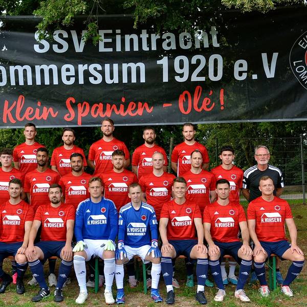Beim Mannschaftsfoto des SSV Lommersum posieren die Männer vor einem Banner des Vereins.