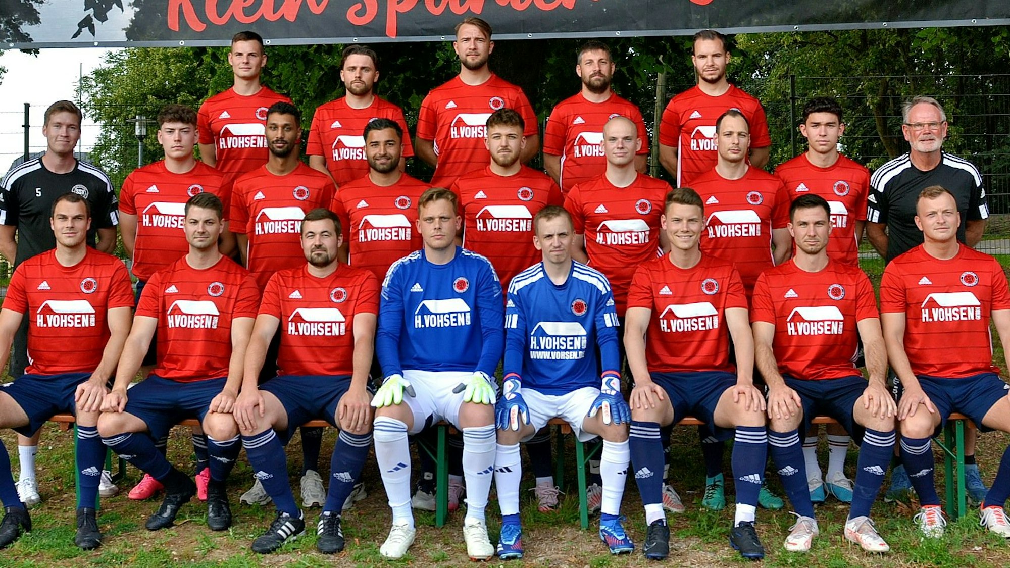 Beim Mannschaftsfoto des SSV Lommersum posieren die Männer vor einem Banner des Vereins.
