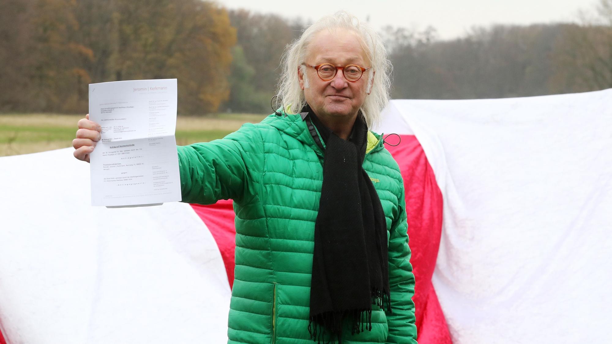 Friedmund Skorzenski präsentiert 2020 die Klageschrift gegen den geplanten Ausbau des 1. FC Köln.