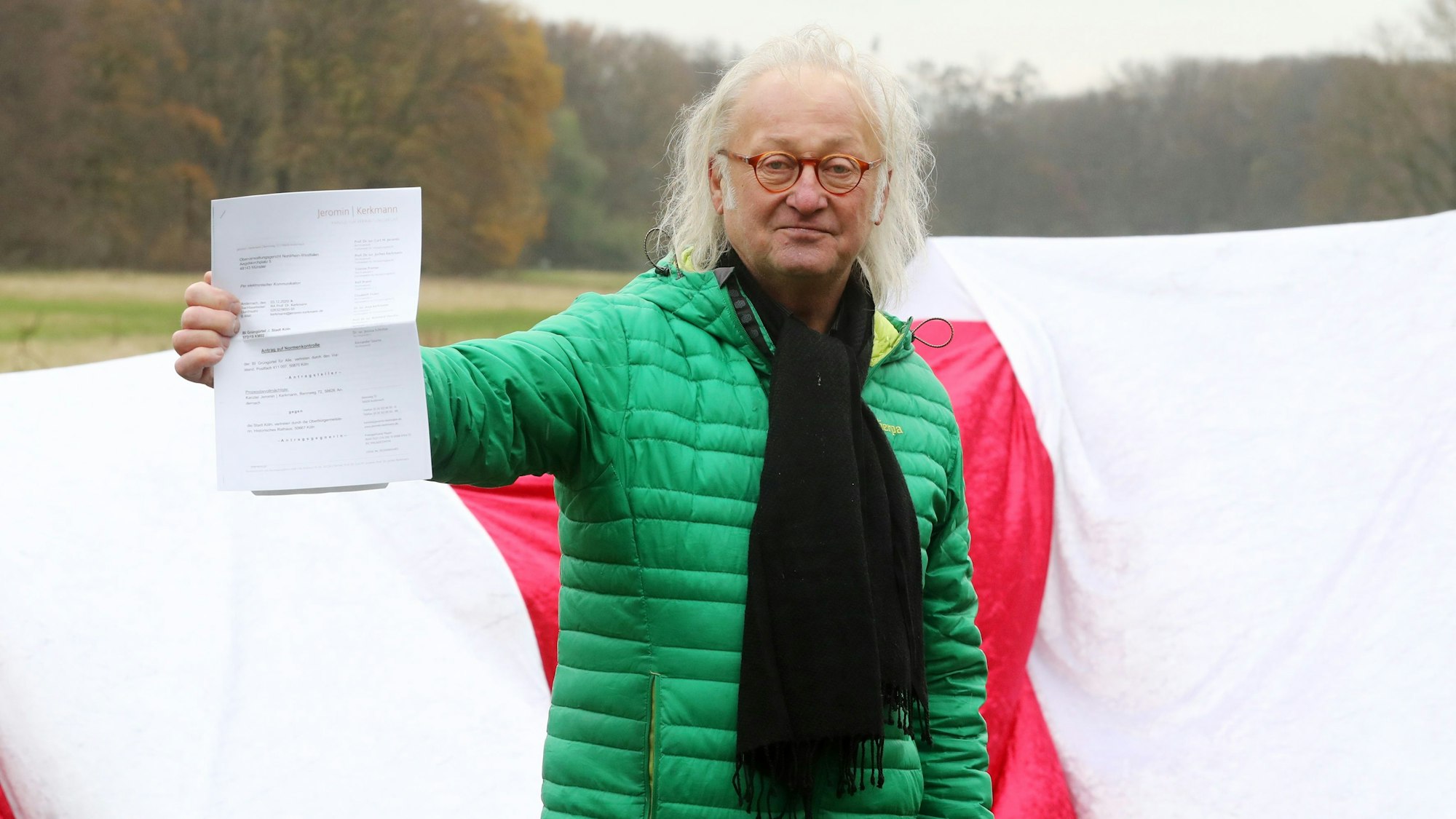 Friedmund Skorzenski präsentiert 2020 die Klageschrift gegen den geplanten Ausbau des 1. FC Köln.