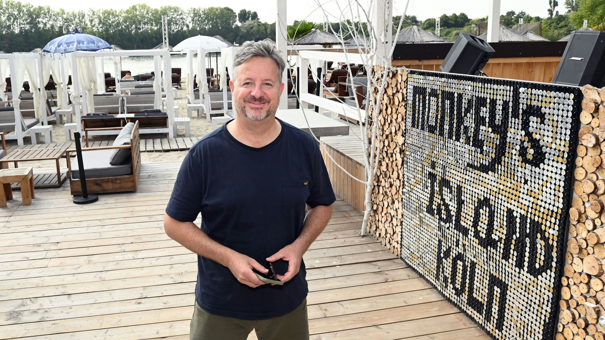 Marc Förste betreibt das „Monkey's Island“ am Escher See seit 2019: Mit Bali-Betten, Cocktails und Musik verwandelte er das Strandbad in einen Beachclub.