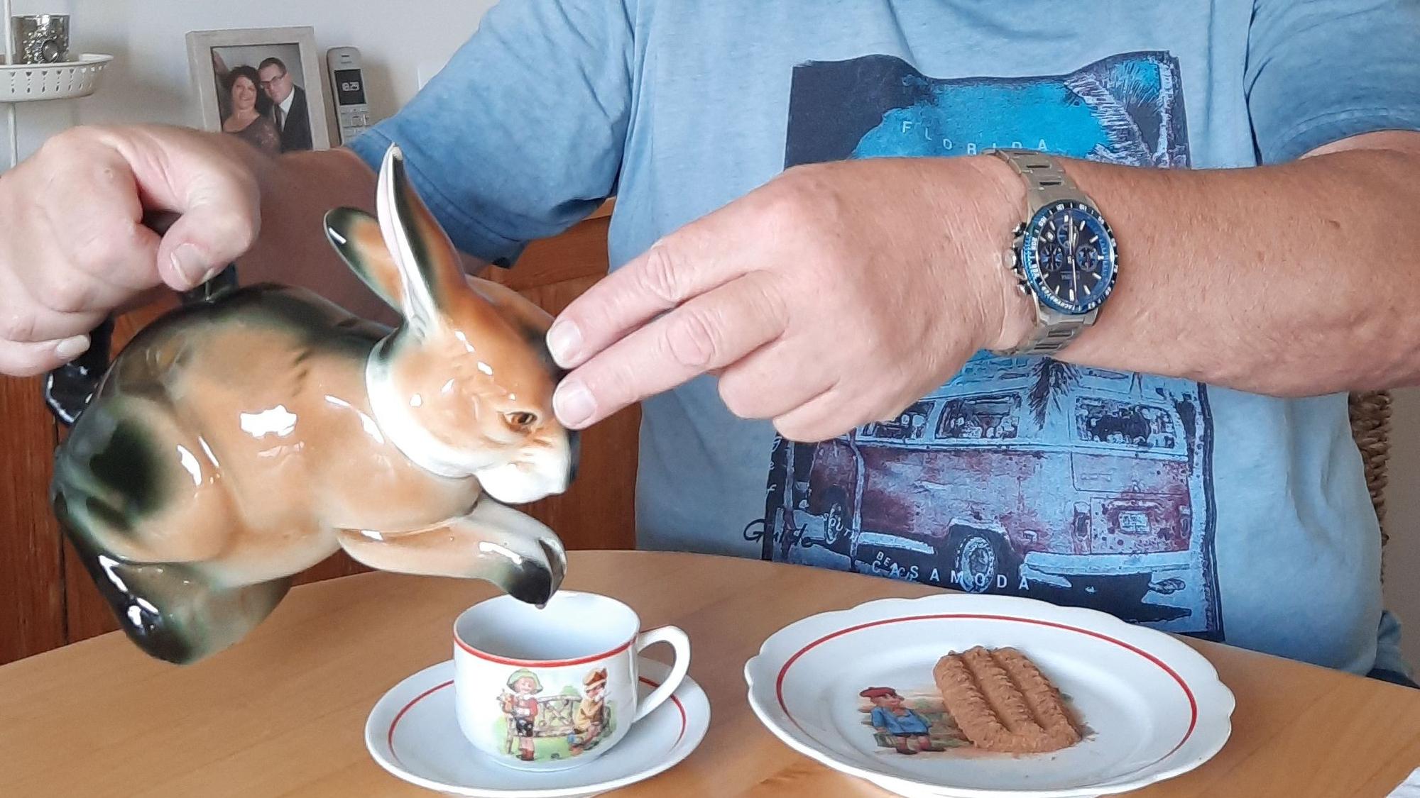 Das Foto zeigt eine Kanne in Hasenform.