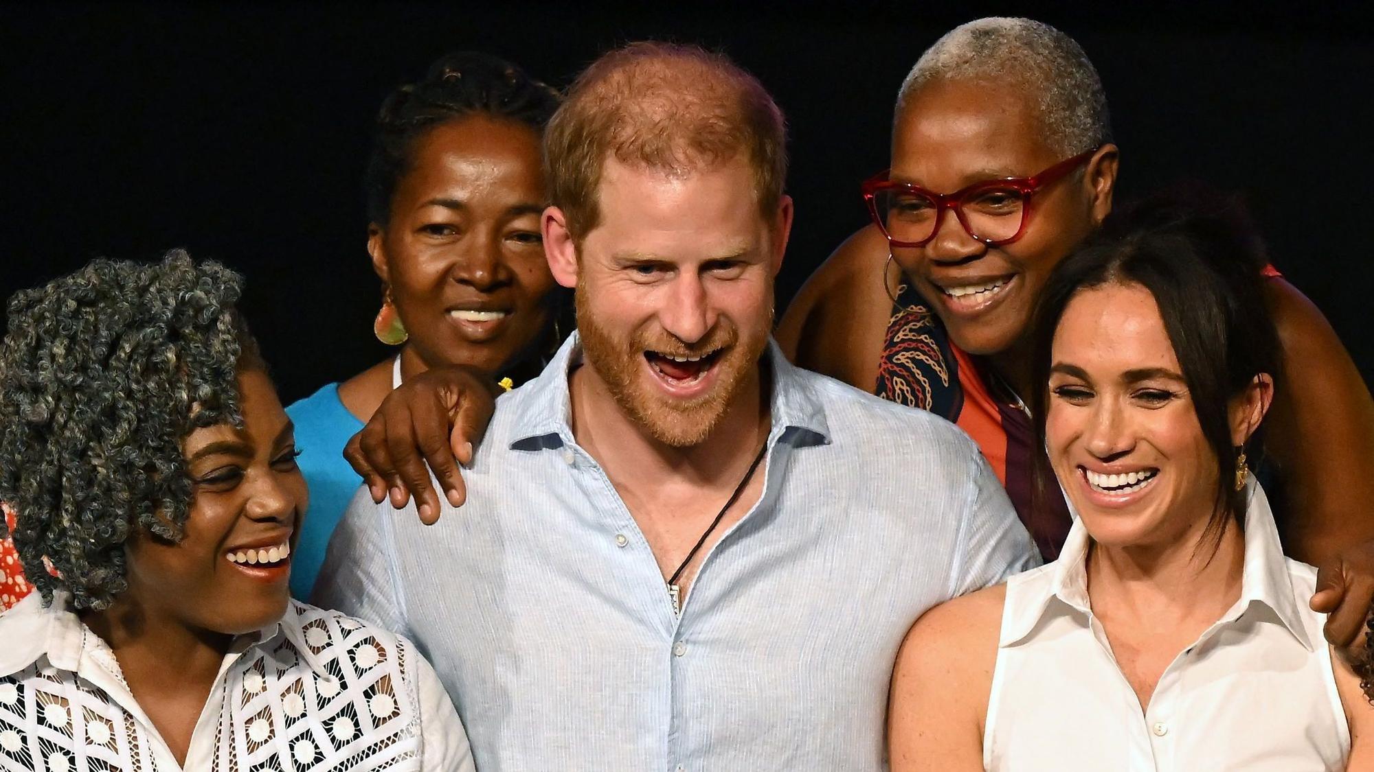 Herzogin Meghan und Prinz Harry lachen mit der Erziehungsministerin Aurora Vergara von Kolumbien.