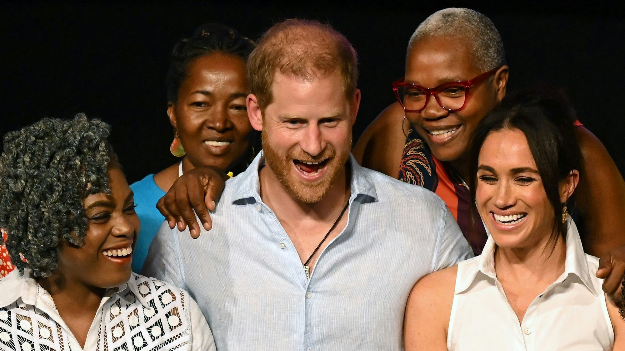 Herzogin Meghan und Prinz Harry lachen mit der Erziehungsministerin Aurora Vergara von Kolumbien.