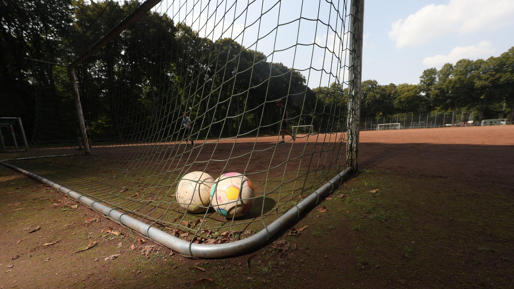 Der Aschenplatz der Bezirkssportanlage Eichenkreuzanlage.
