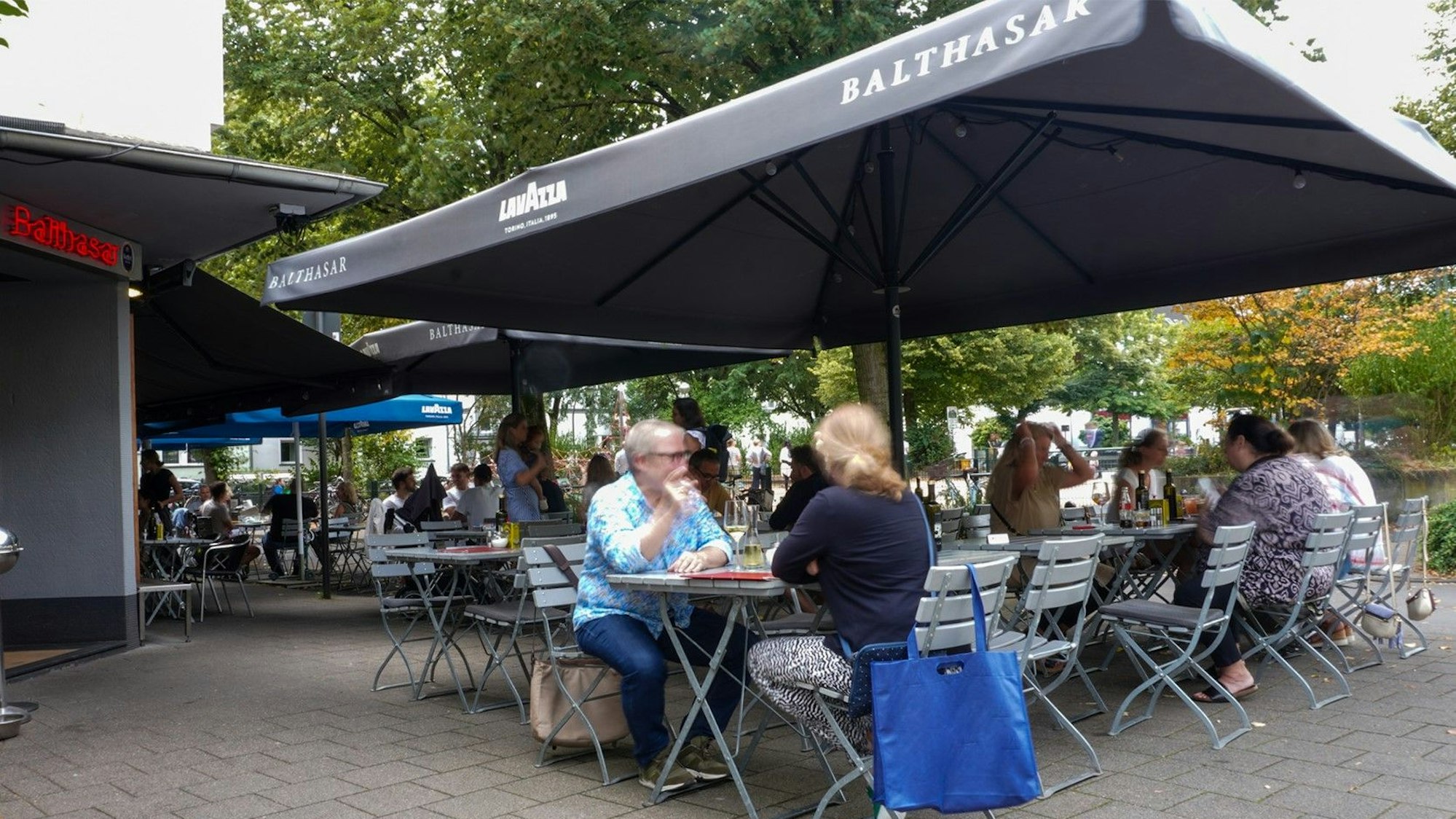 Gäste auf der Terrasse vom Café Balthasar in Sülz.