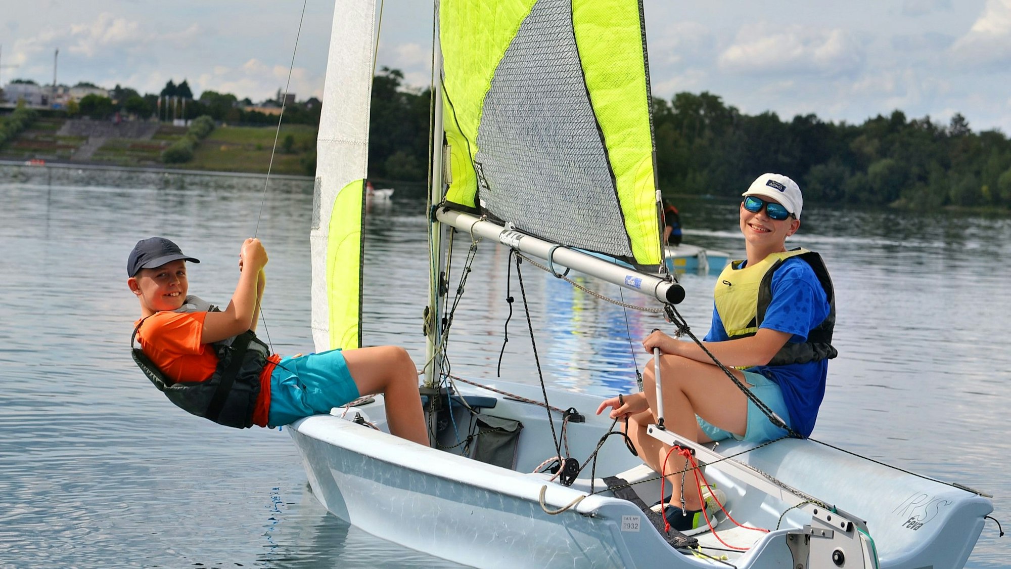 Die beiden jungen Segler auf ihrem Boot.