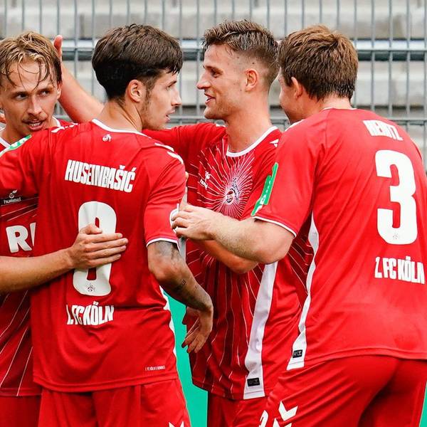 Die Kölner Spieler (v.l.) Mathias Olesen, Denis Huseinbasic, Rasmus Carstensen und Dominique Heintz bejubeln das 3:2-Siegtor beim Pokalspiel in Sandhausen.