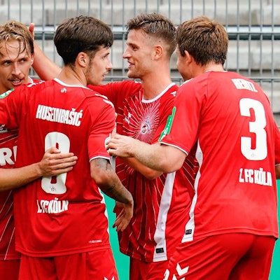 Die Kölner Spieler (v.l.) Mathias Olesen, Denis Huseinbasic, Rasmus Carstensen und Dominique Heintz bejubeln das 3:2-Siegtor beim Pokalspiel in Sandhausen.