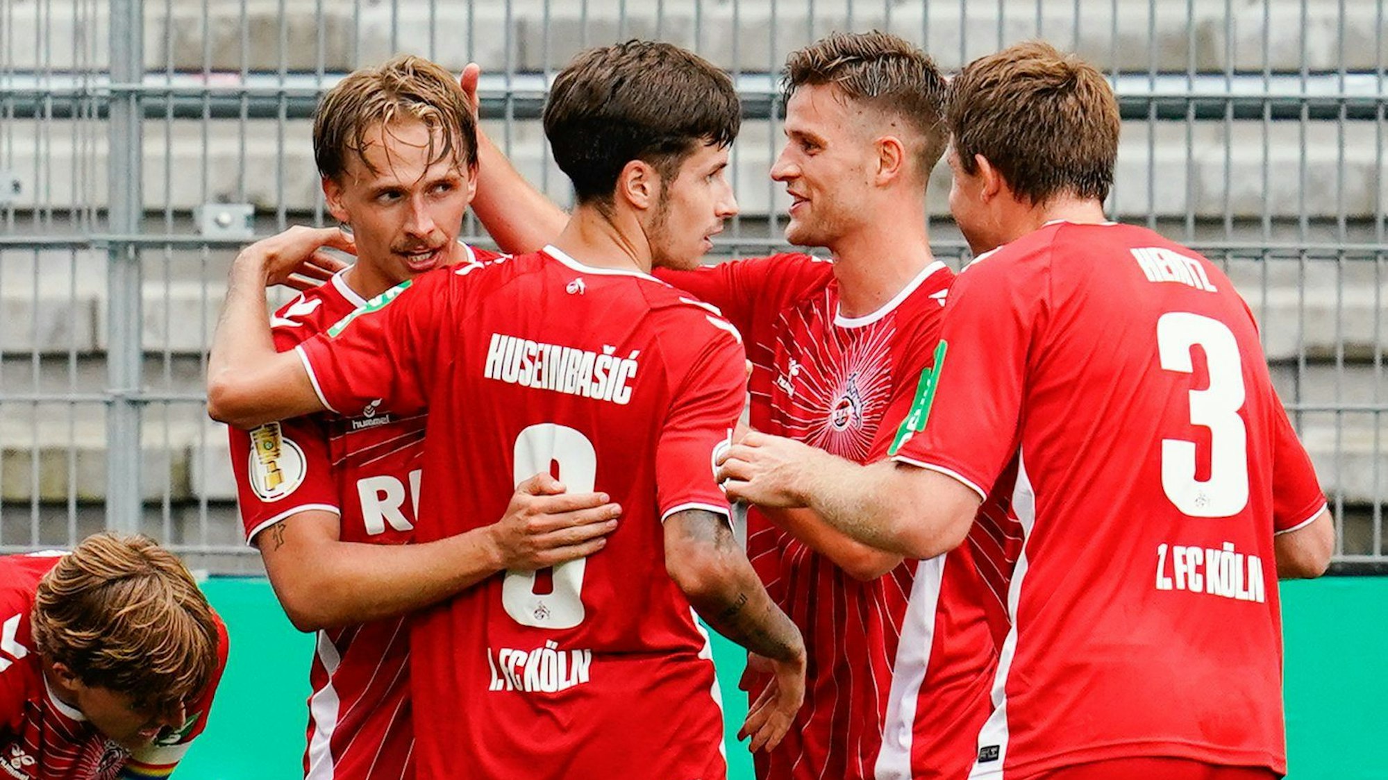 Die Kölner Spieler (v.l.) Mathias Olesen, Denis Huseinbasic, Rasmus Carstensen und Dominique Heintz bejubeln das 3:2-Siegtor beim Pokalspiel in Sandhausen.