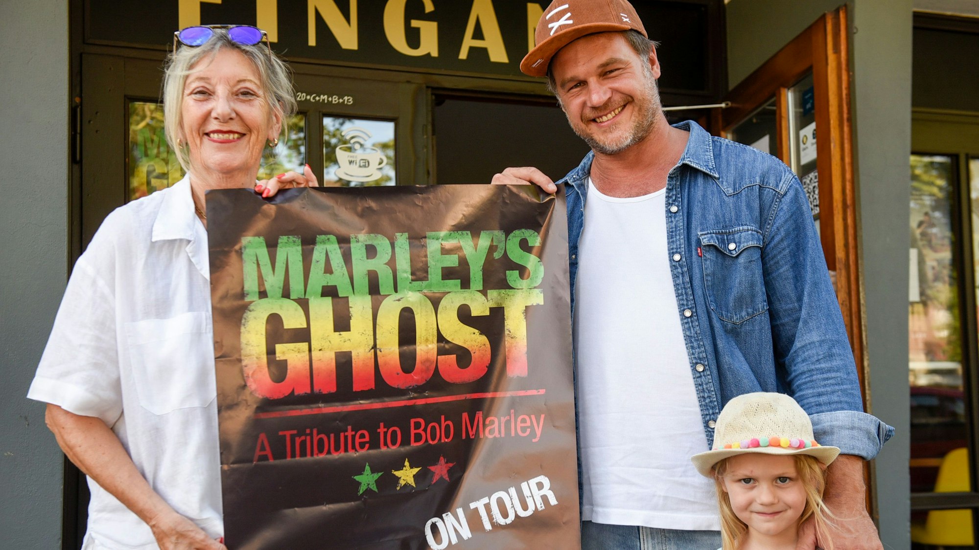 Das Foto zeigt Maria Rasmussen und Chistian Golz mit einem Filmplakat vor dem Eingang des Berli-Kinos.