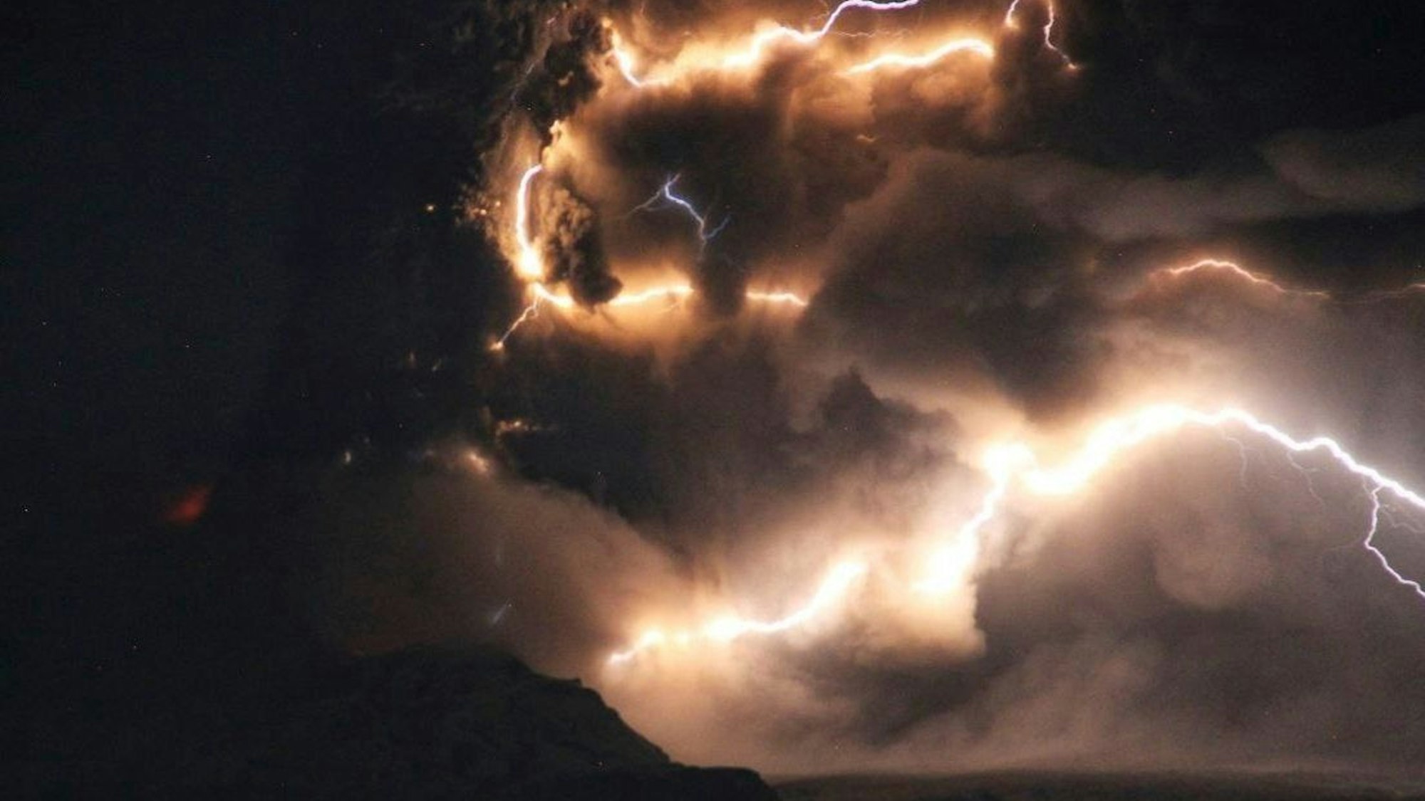 Rauchwolken und Blitze sind über dem Vulkan Schiwelutsch auf der Halbinsel Kamtschatka zu sehen.