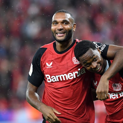 Jubel nach dem Supercup-Sieg: Jonathan Tah (l.) und Jeanuel Belocian.