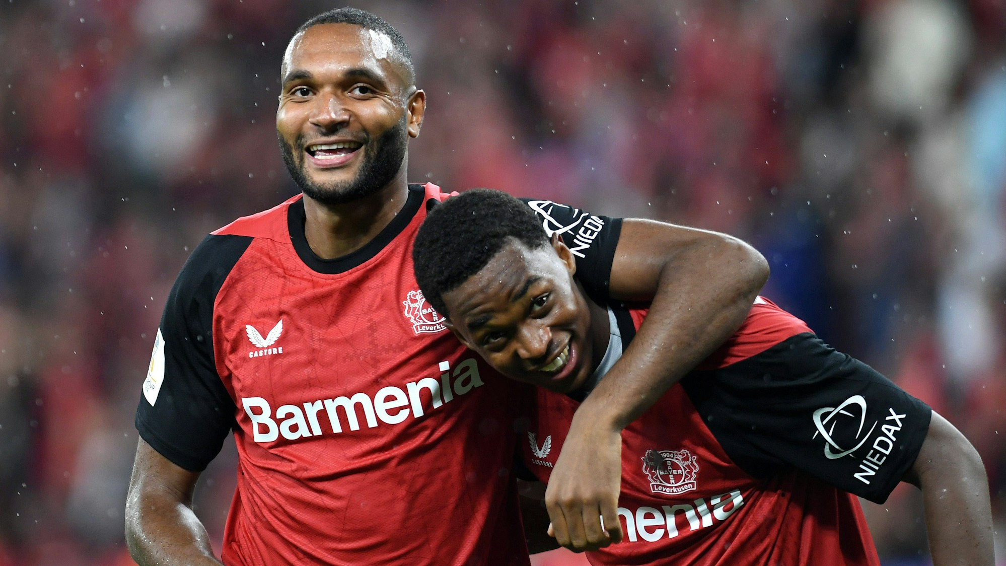 Jubel nach dem Supercup-Sieg: Jonathan Tah (l.) und Jeanuel Belocian.