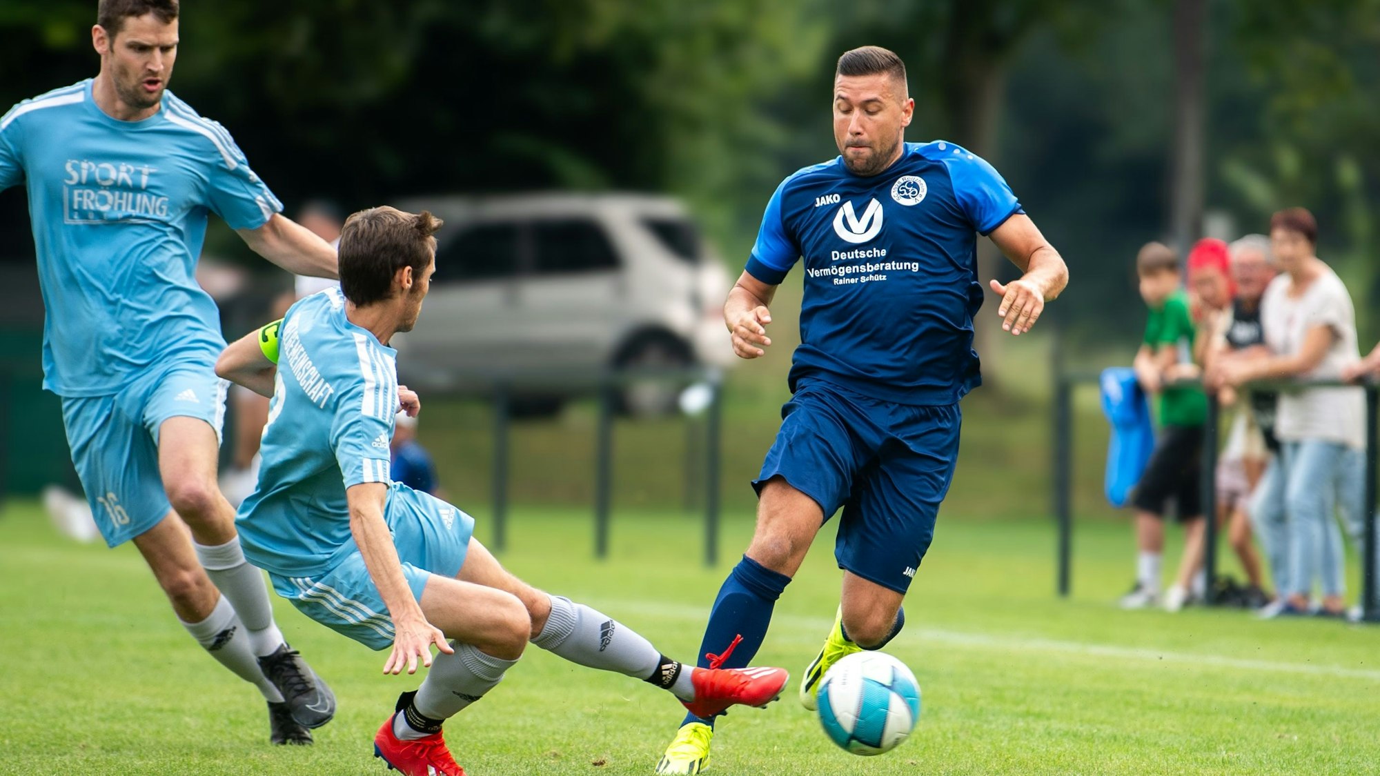 Das Bild zeigt Dominik Hochgürtel, wie er im hohen Tempo an zwei Gegenspielern vorbeigeht.