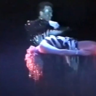 Der Zauberkünstler Lee Pee Ville lässt während seiner Show im Phantasialand eine Tänzerin schweben.