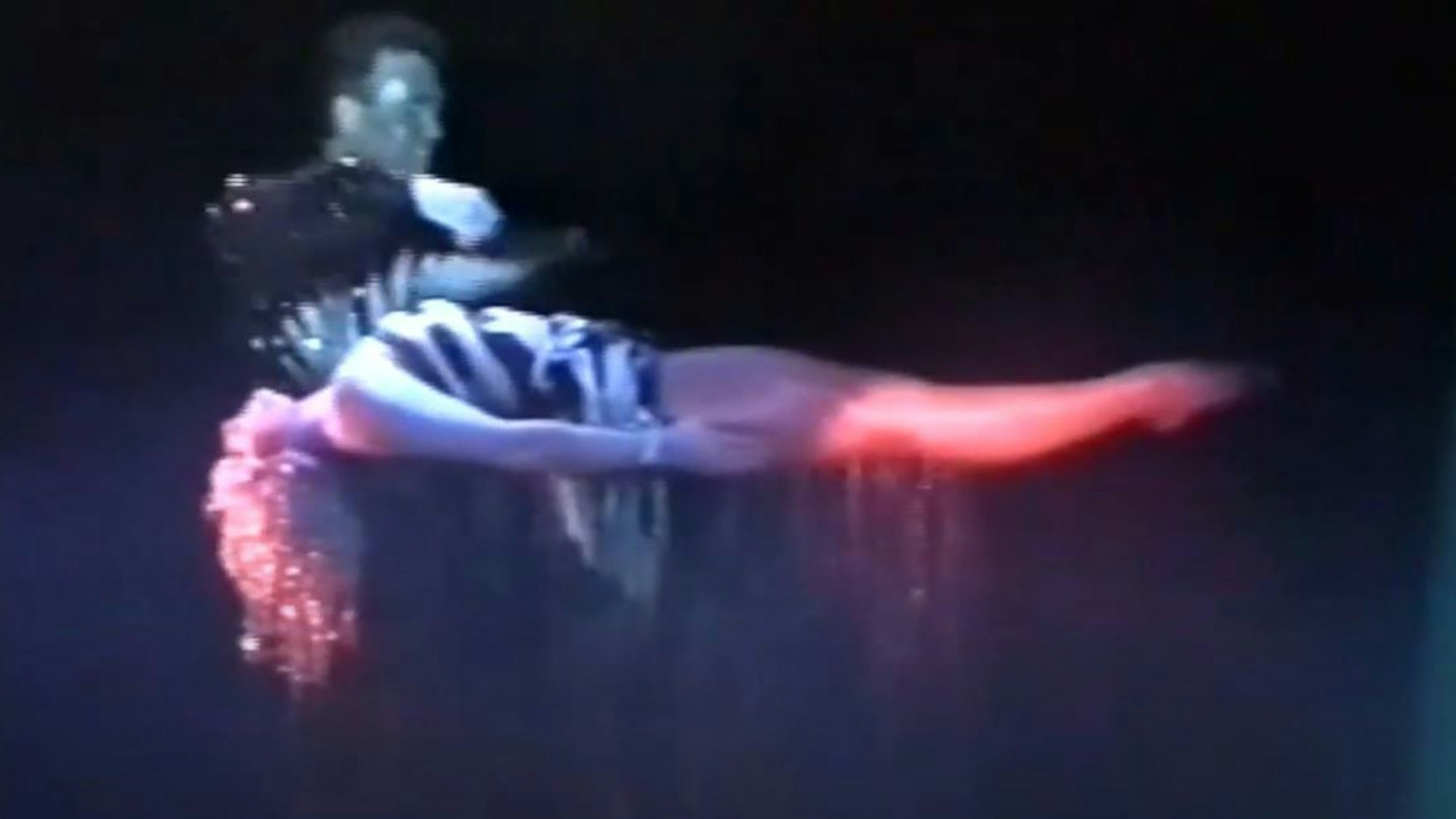 Der Zauberkünstler Lee Pee Ville lässt während seiner Show im Phantasialand eine Tänzerin schweben.