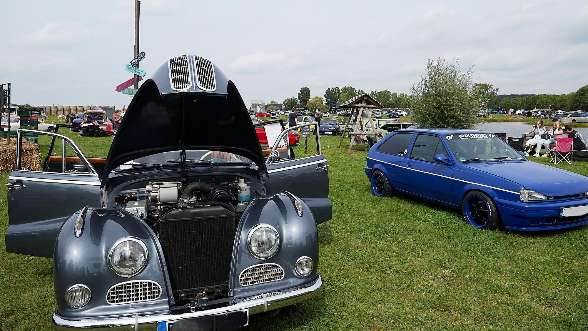 Aus verschiedenen Automobil-Epochen waren die Fahrzeuge, die beim dem Treffen präsentiert wurden.
