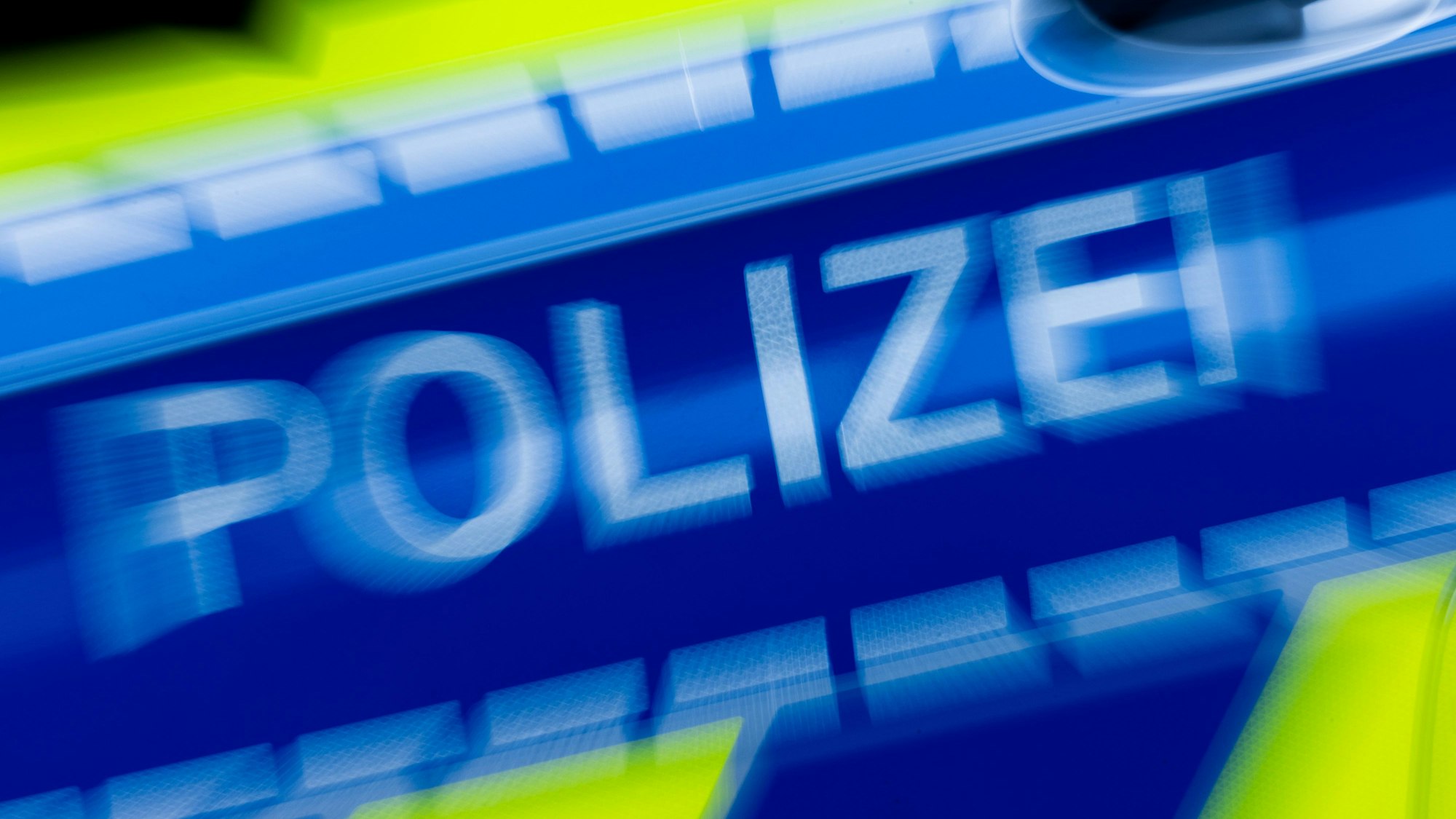 Der Schriftzug „Polizei“ ist auf einem Einsatzfahrzeug zu sehen.