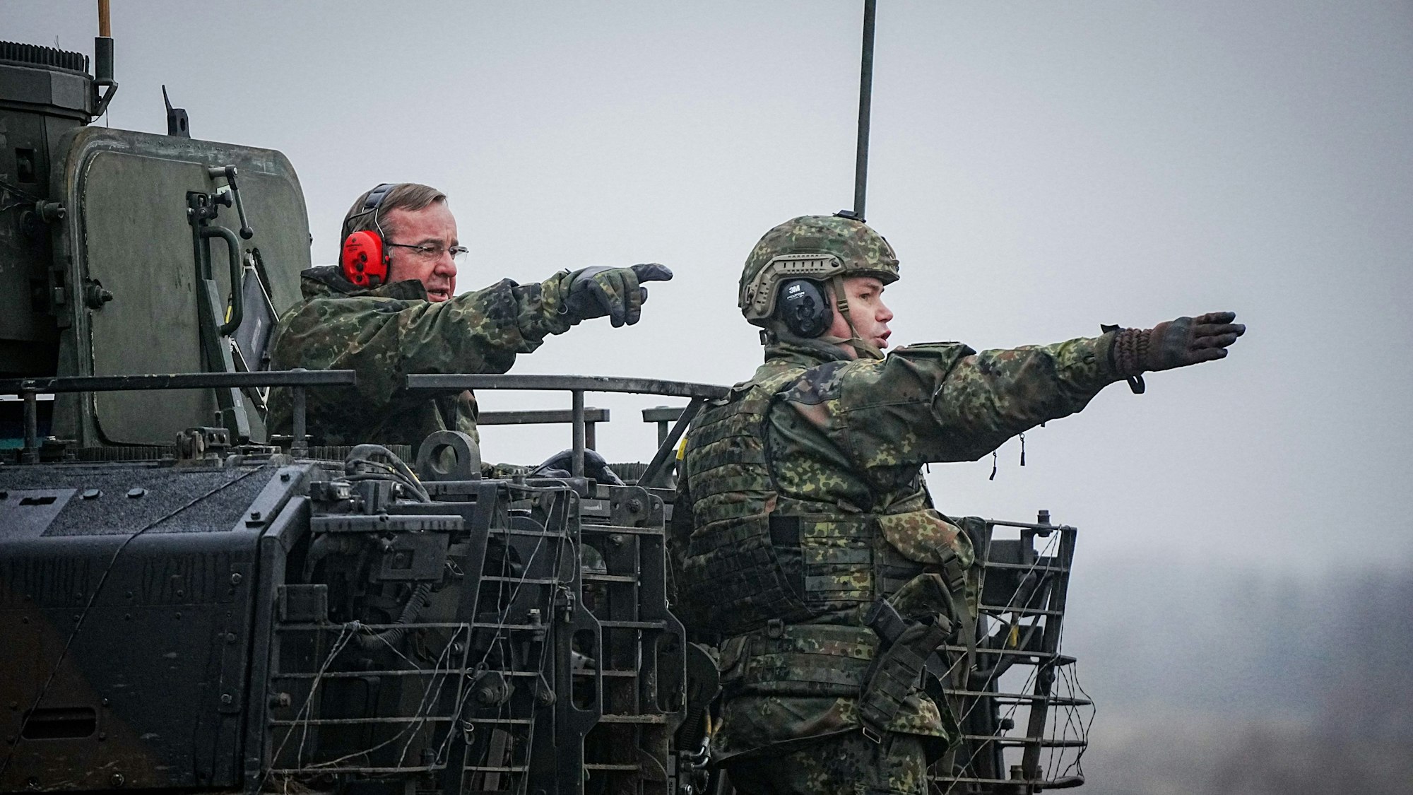 ARCHIV - 26.01.2023, Sachsen-Anhalt, Möckern: Boris Pistorius (SPD), Bundesminister der Verteidigung, steht mit einem Soldaten bei seinem Antrittsbesuch bei der Bundeswehr auf dem Truppenübungsplatz Altengrabow in einem Puma-Schützenpanzer. (zu dpa: «Lindner kontert Pistorius in Diskussion um Verteidigungsetat») Foto: Kay Nietfeld/dpa +++ dpa-Bildfunk +++