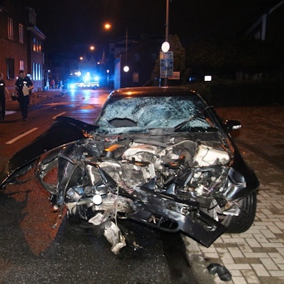 Der Mercedes ist nach dem Unfall in Rondorf am Samstag (17.08.2024) schwer beschädigt.