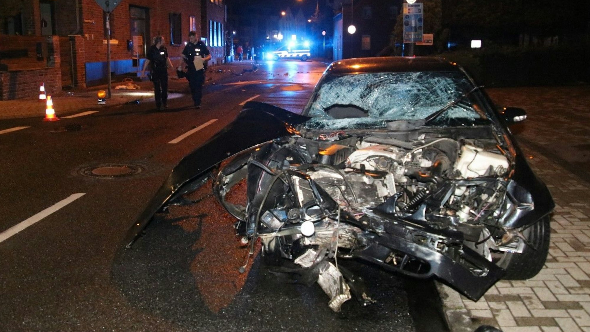 Der Mercedes ist nach dem Unfall in Rondorf am Samstag (17.08.2024) schwer beschädigt.