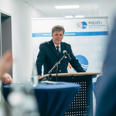 Ein Polizist steht an einem Rednerpult.