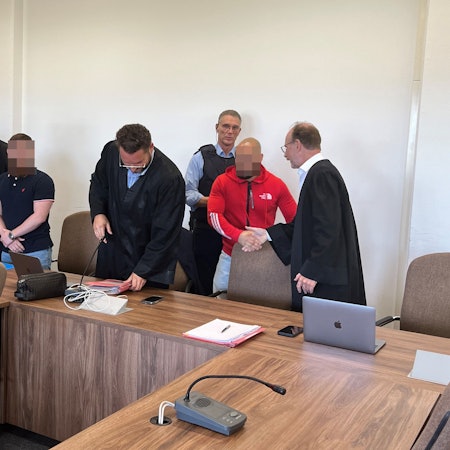 Die Angeklagten mit ihren Verteidigern beim Prozessauftakt im Kölner Landgericht.