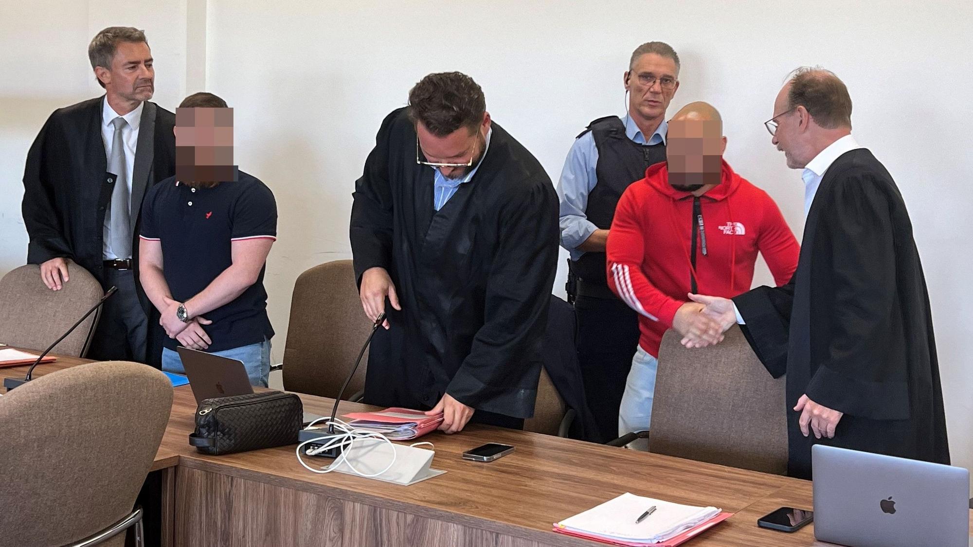 Die Angeklagten mit ihren Verteidigern beim Prozessauftakt im Kölner Landgericht.