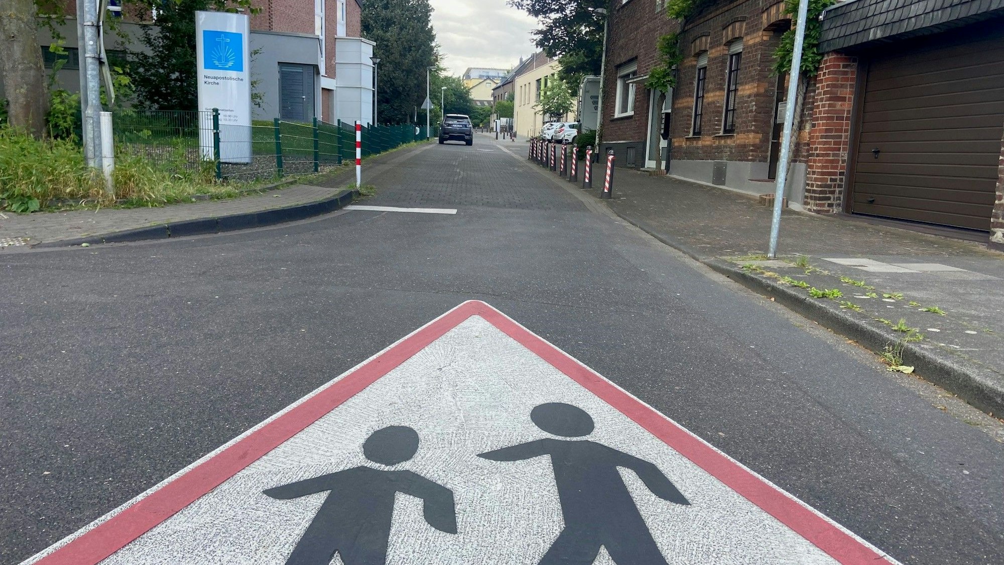 Auf dem Bild ist eine Straße zur Lindenschule zu sehen