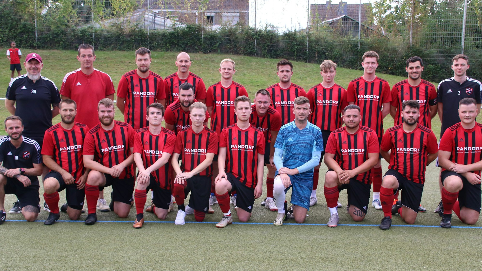 Der TB-SV Füssenich-Geich hat sich für ein Mannschaftsfoto auf Kunstrasen positioniert.