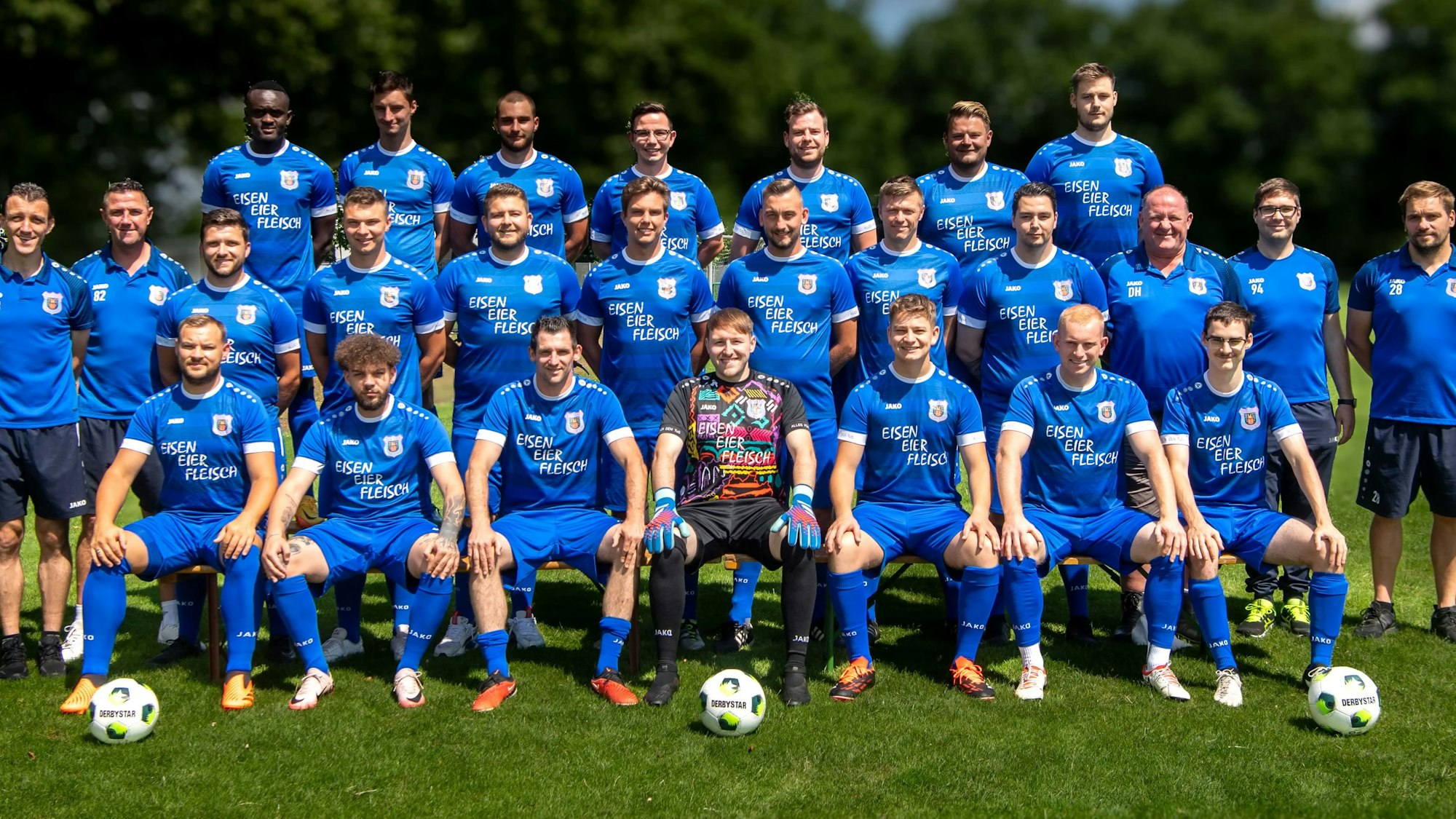 Das Bild zeigt ein Mannschaftsfoto des TuS Dom-Esch.