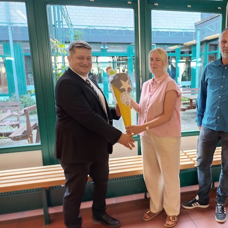 Drei Männer, eine Frau und eine kleine Schultüte