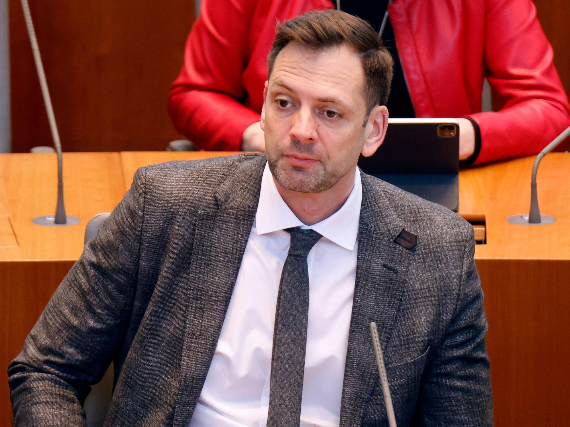 Marc Lürbke bei der Unterrichtung des Landtags.