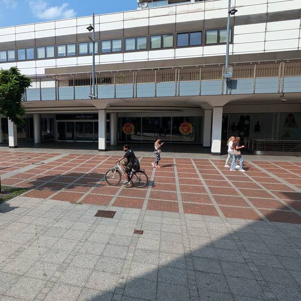 Menschen vor einem leeren Ladenlokal