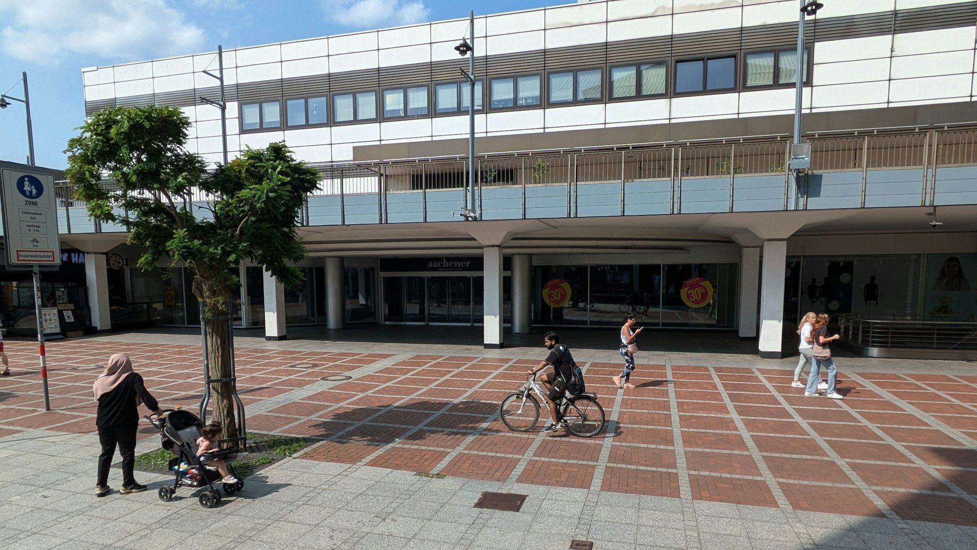 Menschen vor einem leeren Ladenlokal