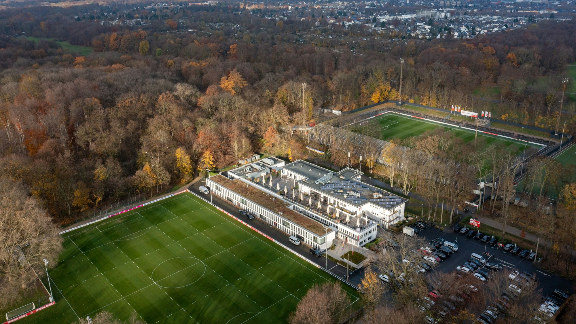 Blick auf das Geißbockheim und die Gleueler Wiese (oben links).