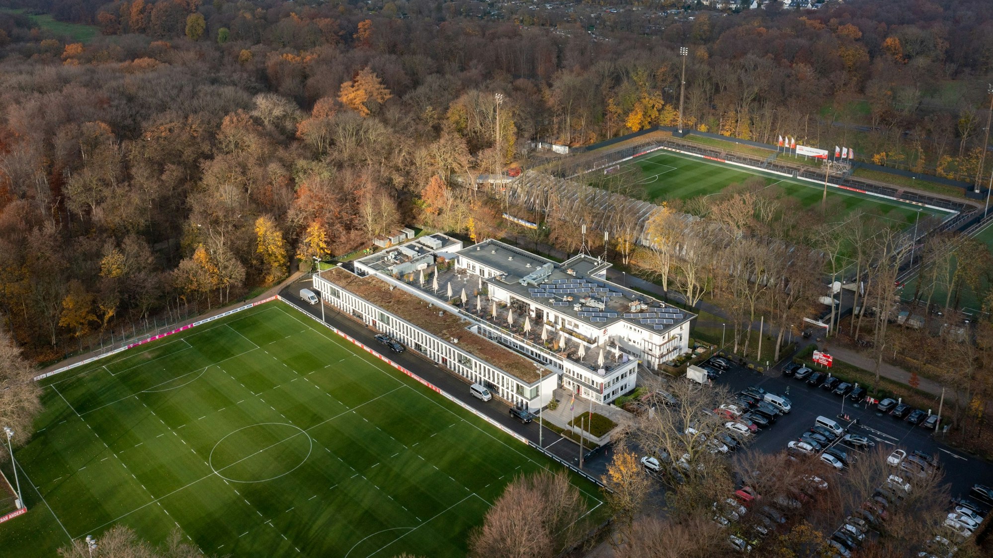 Das Geißbockheim von oben aufgenommen. Rechts neben dem Franz-Kremer-Stadion (Hintergrund) soll das neue Leistungszentrum entstehen.