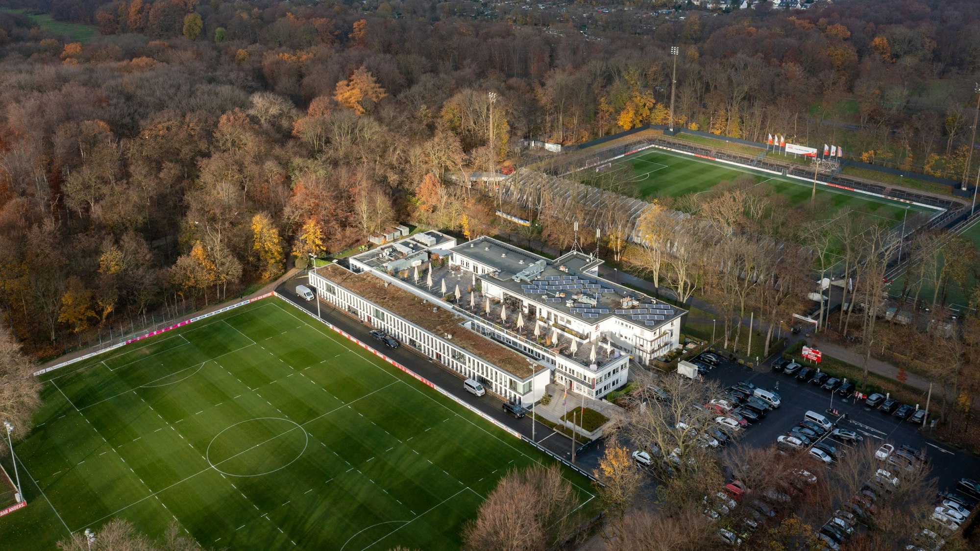 Das Geißbockheim von oben aufgenommen. Rechts neben dem Franz-Kremer-Stadion (Hintergrund) soll das neue Leistungszentrum entstehen.