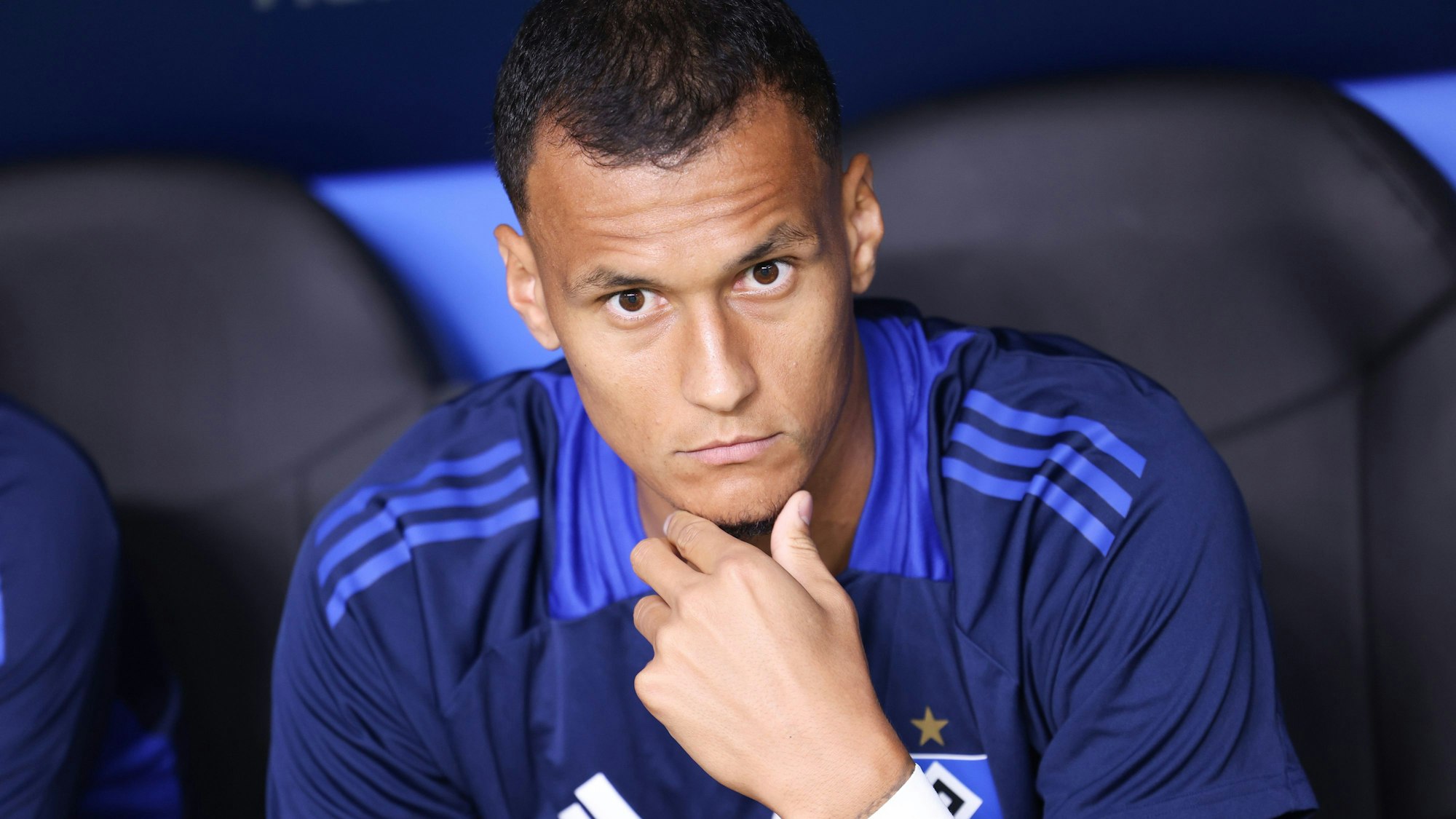 Hamburgs Davie Selke sitzt vor einem Zweitligaspiel auf der Bank. (Archivbild)